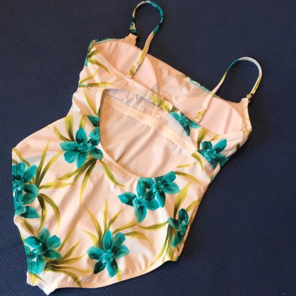 Leilani 1 Piece - Picture 2 of 4